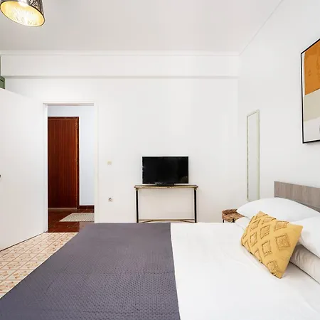 Διαμέρισμα Massive 4br Retro - 3 Min Walk To