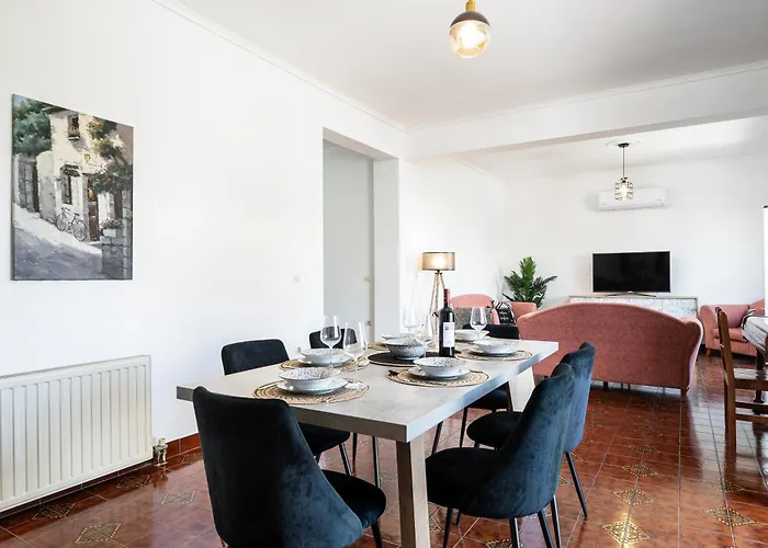 Massive 4br Retro - 3 Min Walk To