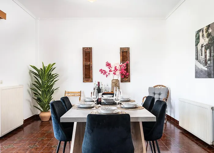 Massive 4br Retro - 3 Min Walk To *