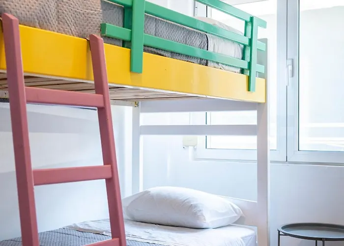 Διαμέρισμα Massive 4br Retro - 3 Min Walk To