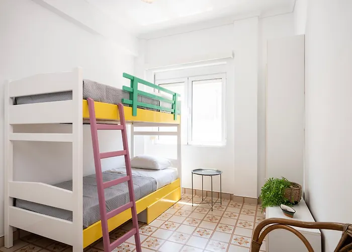 Massive 4br Retro - 3 Min Walk To