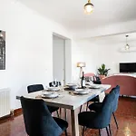 Massive 4br Retro - 3 Min Walk To