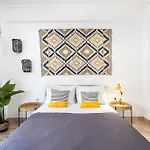 Massive 4br Retro - 3 Min Walk To Apartment *