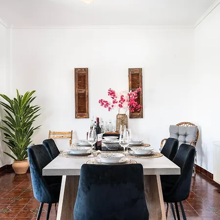 Massive 4br Retro - 3 Min Walk To *