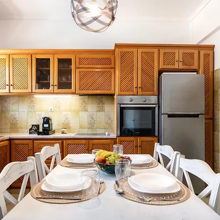 Massive 4br Retro - 3 Min Walk To Apartment *