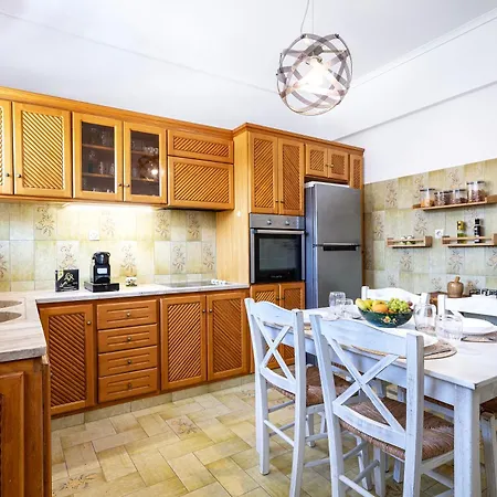 Massive 4br Retro - 3 Min Walk To Apartment