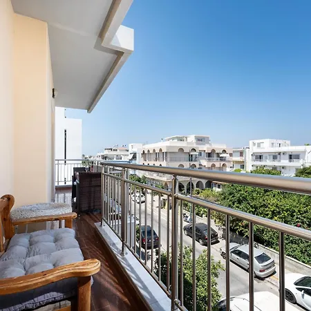 Massive 4br Retro - 3 Min Walk To *