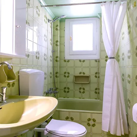 Massive 4br Retro - 3 Min Walk To * Kos