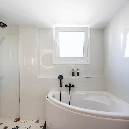 Lägenhet Massive 4br Retro - 3 Min Walk To