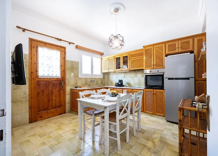 Massive 4br Retro - 3 Min Walk To *