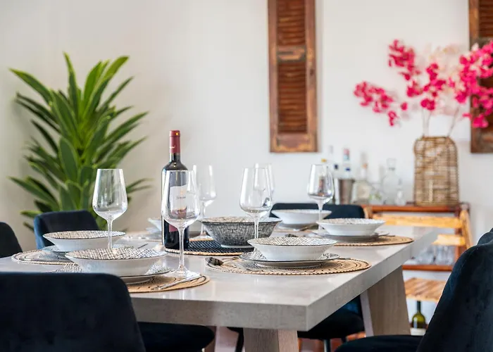 Massive 4br Retro - 3 Min Walk To