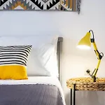 Massive 4br Retro - 3 Min Walk To דירה *