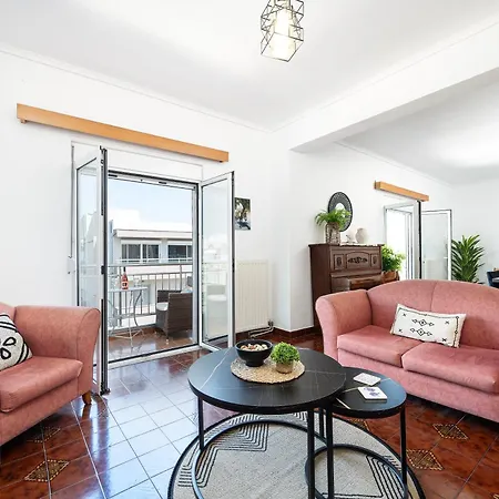 Massive 4br Retro - 3 Min Walk To דירה